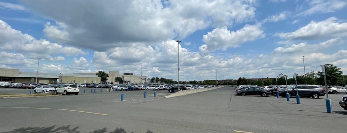 Staten Island Mall Parking Lot is one of Bravo Badge.