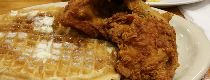 Lo-Lo's Chicken & Waffles is one of William 님이 좋아한 장소.