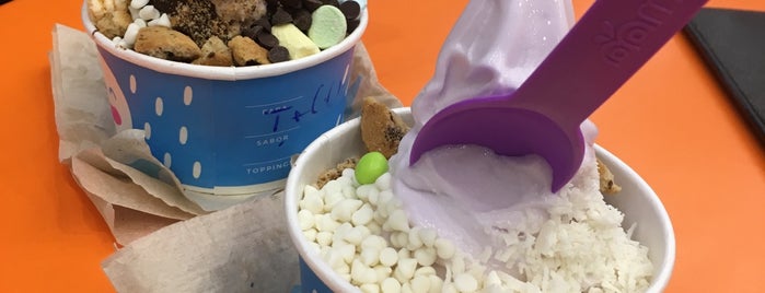 Moyo Frozen Yogurt is one of Locais curtidos por Nallely.