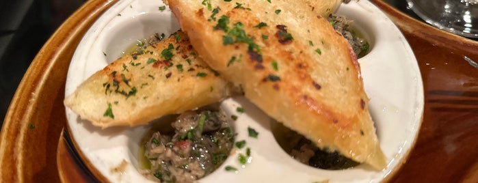 Escargot Bistro is one of Orte, die Addison gefallen.