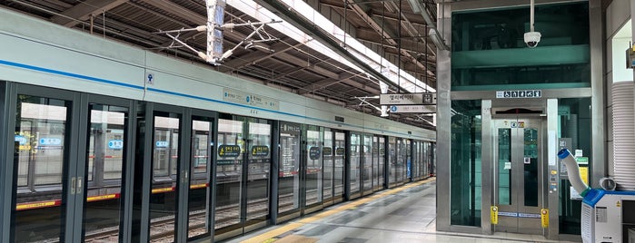 Dongjak Stn. is one of Trainspotter Badge - Seoul Venues.