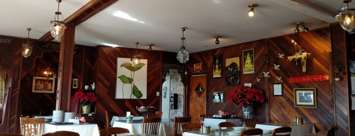 Royal Thai Cuisine is one of สถานที่ที่บันทึกไว้ของ Kimmie.