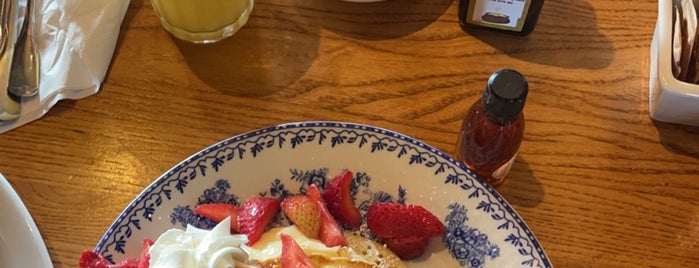 Cracker Barrel Old Country Store is one of Tempat yang Disukai Larisa.