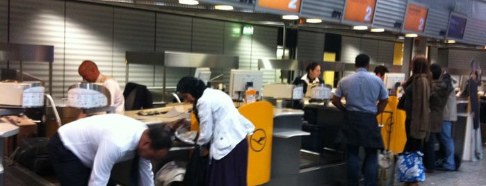 Lufthansa Check-in is one of Ameer'in Beğendiği Mekanlar.