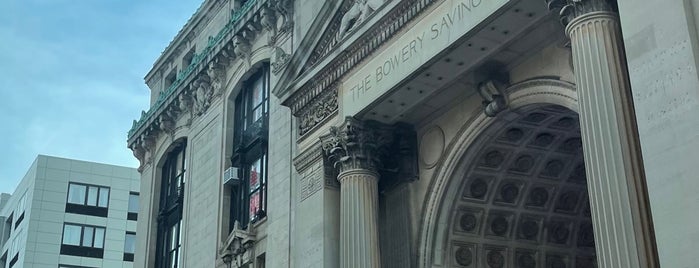 The Bowery Savings Bank is one of Lieux sauvegardés par Kimmie.