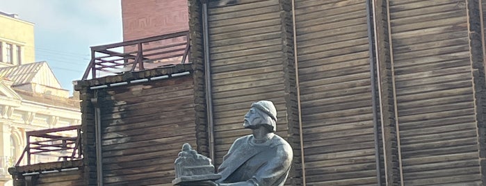 Monument to Yaroslav the Wise is one of интересные места.