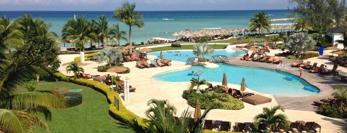 Secrets St. James Resort & Spa is one of Orte, die Suzanne E gefallen.