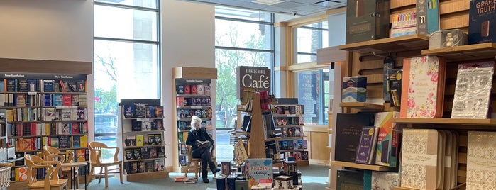 Barnes & Noble is one of Deborah'ın Beğendiği Mekanlar.