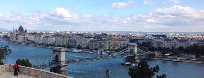 Budapest is one of Tempat yang Disukai Леонидас.