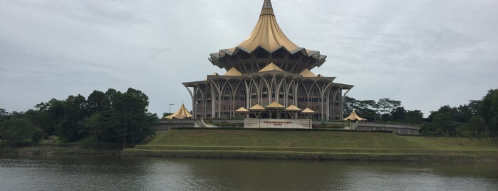 Kuching Waterfront is one of Lugares favoritos de Jonathan.