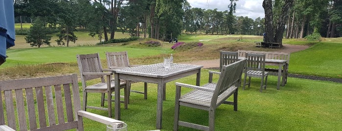 Worplesdon Golf Club is one of Lugares favoritos de Richard.