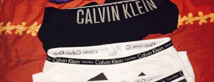 Calvin Klein Jeans is one of Lugares favoritos de Julio.