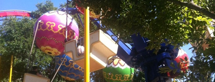 Los Globos (Chupa Chups) is one of PortAventura.