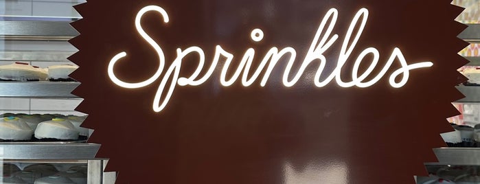 Sprinkles Beverly Hills Cupcakes is one of สถานที่ที่ Kyle ถูกใจ.