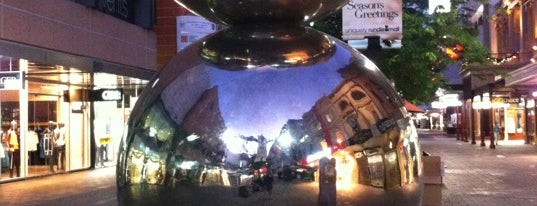 The Spheres (Malls Balls) is one of Adelaide 吃拉撒.