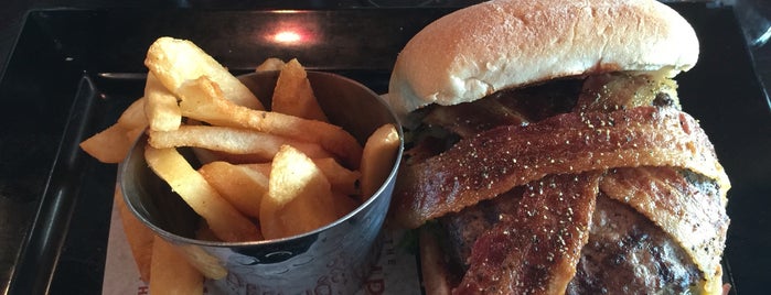 Red Robin Gourmet Burgers and Brews is one of Lugares favoritos de Christian.