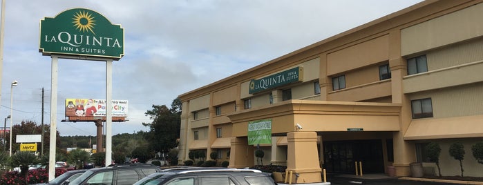 La Quinta Inn & Suites Savannah Southside is one of สถานที่ที่ Christian ถูกใจ.
