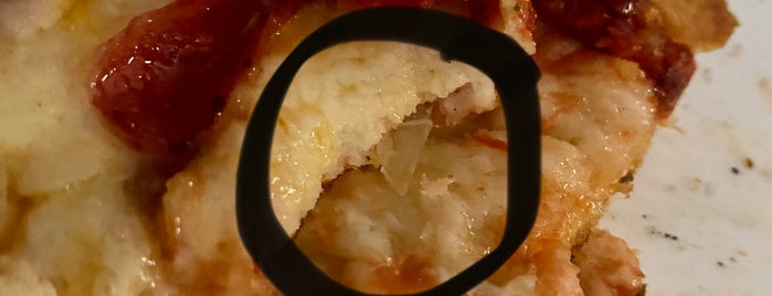 Carlucci's Pizza is one of Lugares favoritos de Katy.
