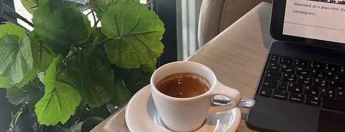 Expresso Café is one of Queen 님이 저장한 장소.