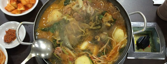 가나안뼈해장탕 is one of Posti che sono piaciuti a Curry.