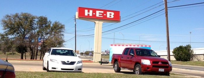 H-E-B is one of Tempat yang Disukai Lyndsy.
