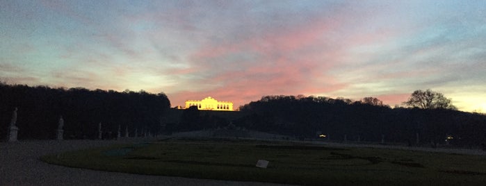 Schloss Schönbrunn is one of Orte, die Sofia gefallen.