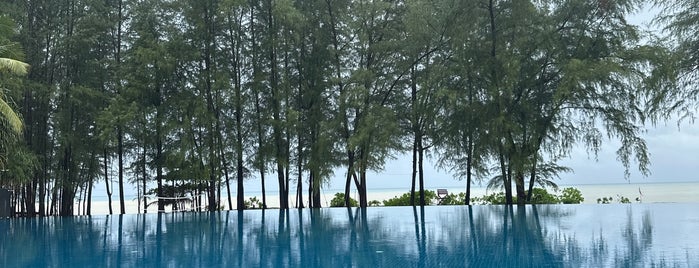 Swimming Pool at Centara Grand West Sands Resort is one of Yapılacak Şeyler.
