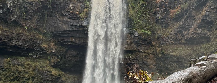 Henrhyd Waterfalls is one of Swansea, Wales 🏴󠁧󠁢󠁷󠁬󠁳󠁿.