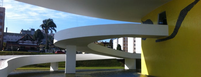 Museu Oscar Niemeyer (MON) is one of Rômulo'nun Beğendiği Mekanlar.