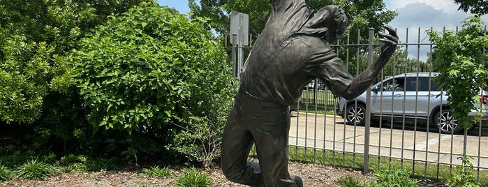 The Sydney and Walda Besthoff Sculpture Garden is one of Nola to-dos.