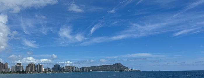 Pacific Ocean off Honolulu is one of hawaii.