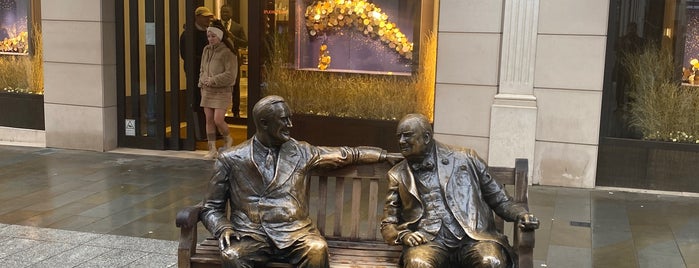 Churchill and Roosevelt ‘Allies’ Bench is one of 1000 Things To Do In London (pt 4).