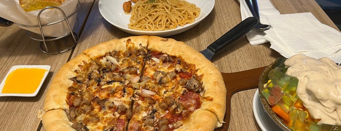 Pizza Hut is one of Tempat yang Disukai Hendra.
