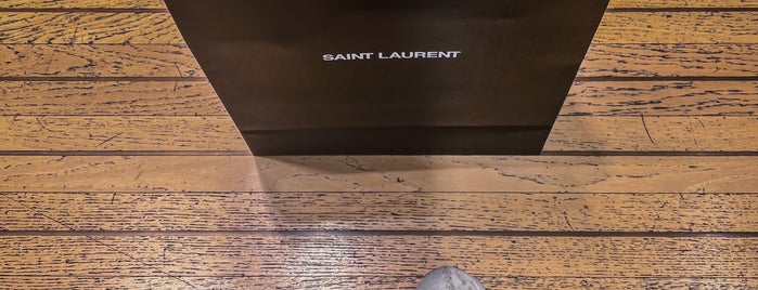 Yves Saint Laurent is one of Магазины Мюнхена.