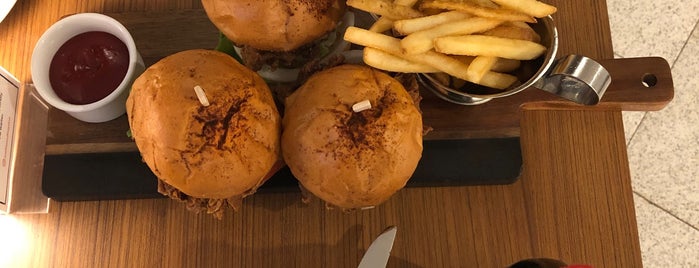 Burger Boutique is one of Queen 님이 저장한 장소.