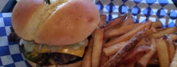 Boardwalk Fresh Burgers and Fries is one of สถานที่ที่ Divy ถูกใจ.
