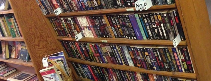 Capitol Hill Books is one of Tempat yang Disimpan Jordan.