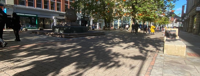 St. Ann's Square is one of Carl'ın Beğendiği Mekanlar.