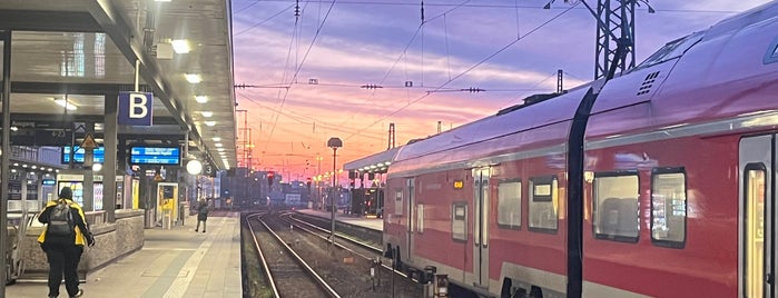 Gleis 2/3 is one of Bahnsteige Nürnberg.