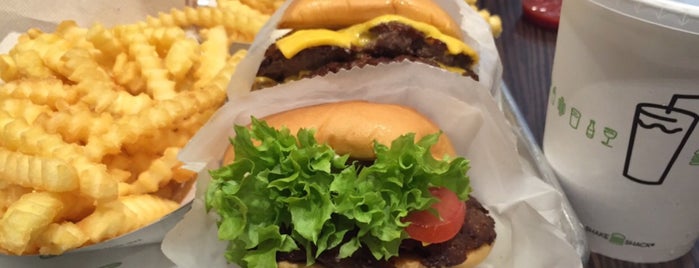 Shake Shack is one of L.さんのお気に入りスポット.
