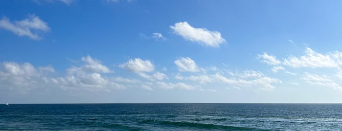Newport Beach @ Ocean View is one of Tempat yang Disukai Carlos.