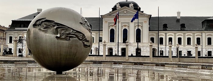 Palacio Grassalkovich (Palacio Presidencial) is one of Lugares favoritos de Simon.