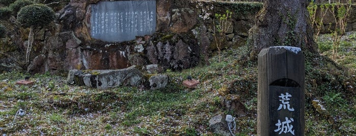 A monument of Koujou no Tsuki is one of 鶴ヶ城公園.
