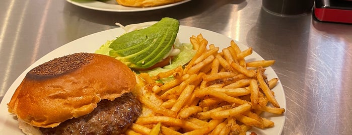 SUNNYDINER Drive-In is one of Burger Joints in Tokyo.