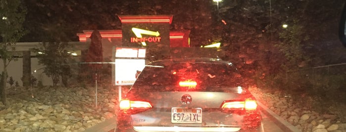 In-N-Out Burger is one of Mitchell'in Beğendiği Mekanlar.