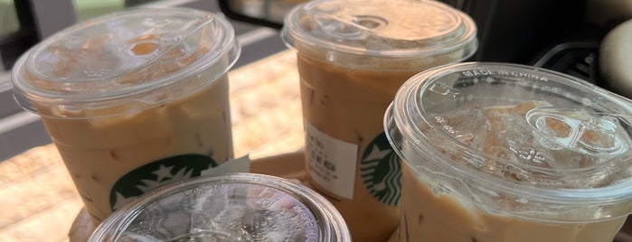 Starbucks is one of Aliさんのお気に入りスポット.