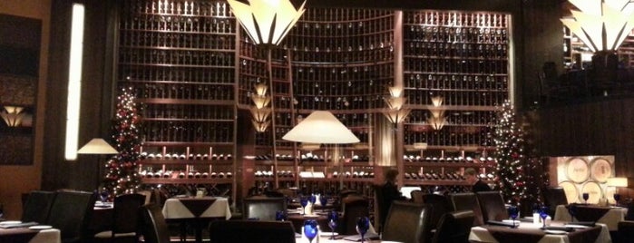 Perry's Steakhouse & Grille is one of Lugares favoritos de John.