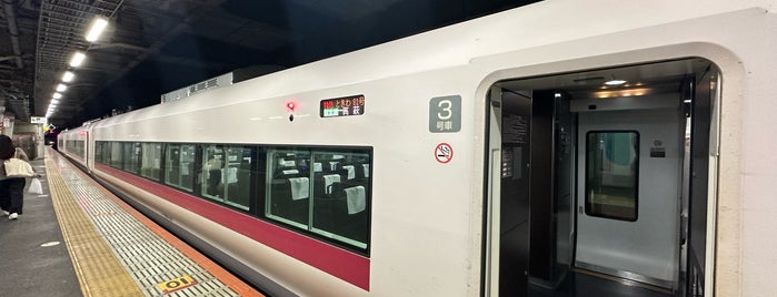 JR Platforms 9-10 is one of 東京ココに行く！ Vol.36.