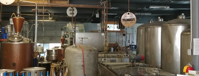Dirty Water Distillery is one of Greg'in Beğendiği Mekanlar.