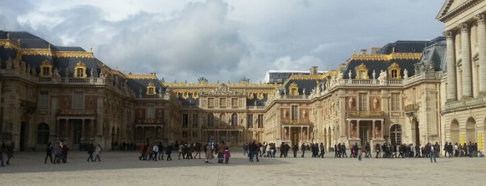 Palácio de Versalhes is one of le baroque.